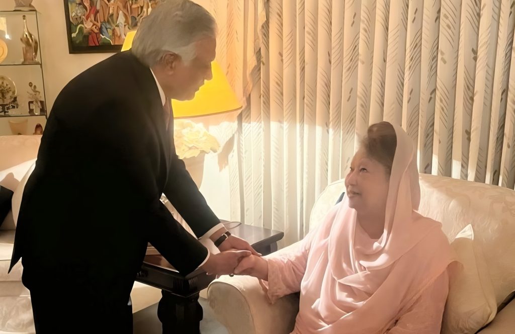খালেদা জিয়ার স্বাস্থ্যের খোঁজ নিতে ফিরোজায় পাকিস্তানের উপ-প্রধানমন্ত্রী