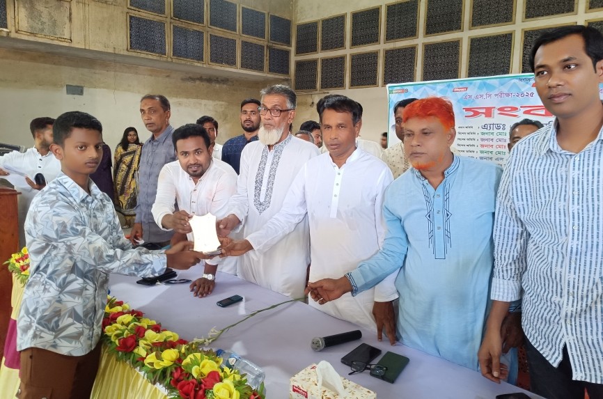 হরিণাকুন্ডুতে এসএসসি পরীক্ষায় জিপিএ ৫- প্রাপ্ত ছাত্র- ছাত্রীদের সংবর্ধনা